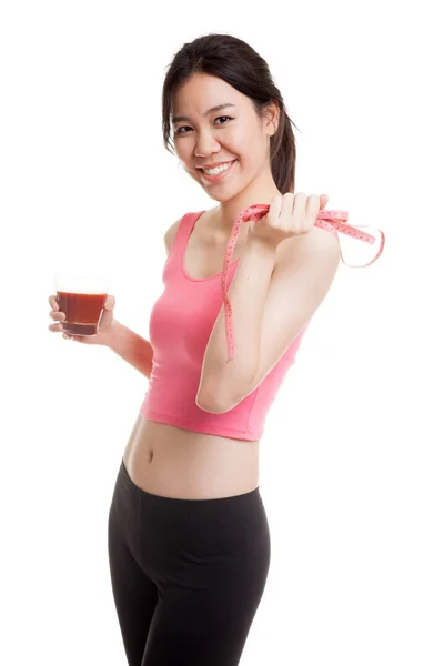 Saludable chica asiática dieta con jugo de tomate y cinta métrica en — Foto de Stock