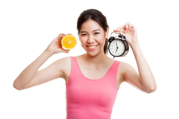 Gyönyörű ázsiai egészséges lány narancs és óra. — Stock Fotó