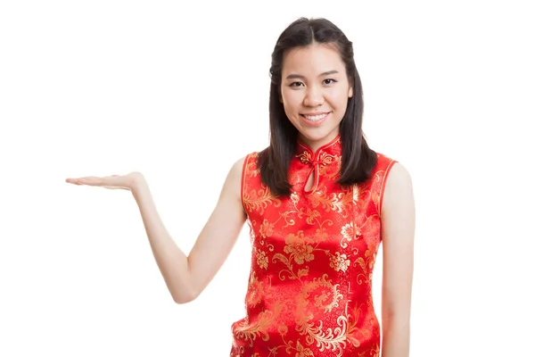 Asiatisk tjej i kinesiska cheongsam klänning nuvarande tomt utrymme med h — Stockfoto