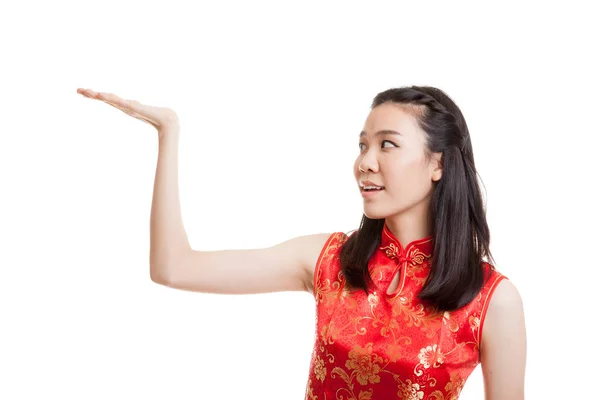 Menina asiática em chinês cheongsam vestido com espaço em branco em sua h — Fotografia de Stock