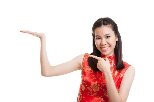 Aziatische meisje in chinese cheongsam jurk punt om lege ruimte op h — Stockfoto