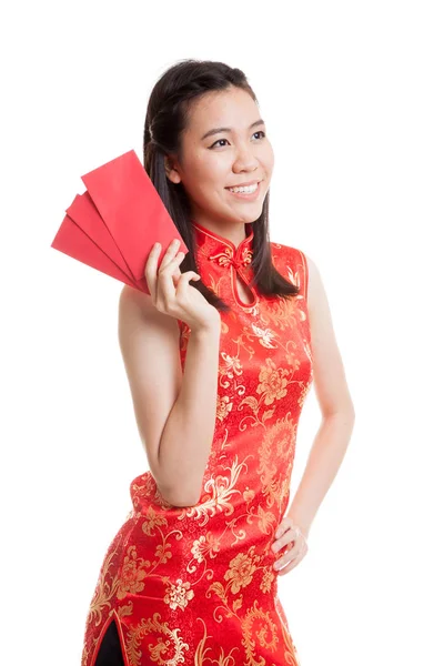 Asiatisk tjej i kinesiska cheongsam klänning med röda kuvertet. — Stockfoto