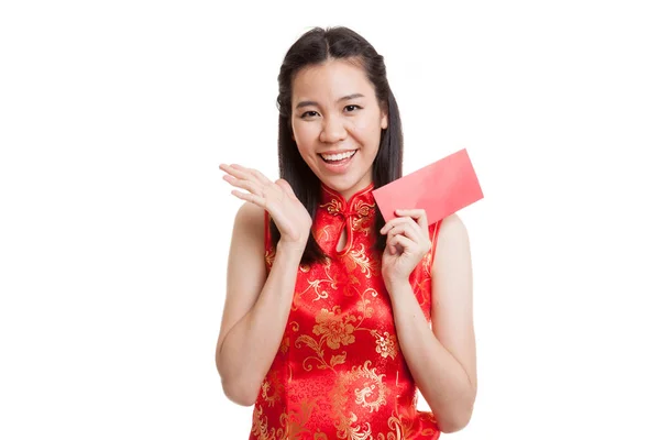 Chica asiática en cheongsam chino vestido con sobre rojo . — Foto de Stock
