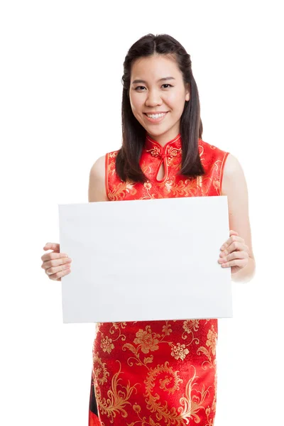 Asiatique fille en chinois cheongsam robe avec rouge signe blanc . — Photo