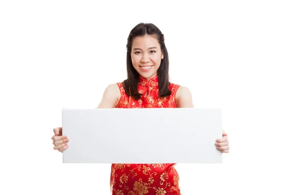 Asiatisk tjej i kinesiska cheongsam klänning med röda tomt tecken. — Stockfoto