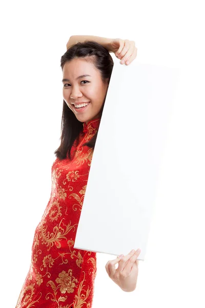 Asiatin im chinesischen Cheongsam-Kleid mit rotem Blanko-Zeichen. — Stockfoto