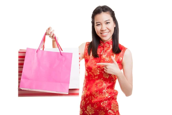 亚洲女孩穿着旗袍的时提着购物袋. — 图库照片