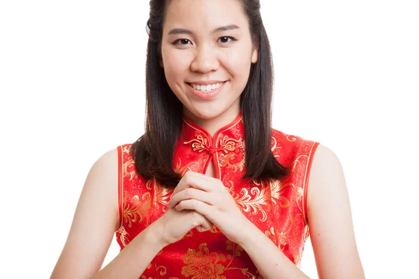 Ασιατικό κορίτσι στην κινεζική cheongsam φόρεμα με τη χειρονομία της congratula — Φωτογραφία Αρχείου