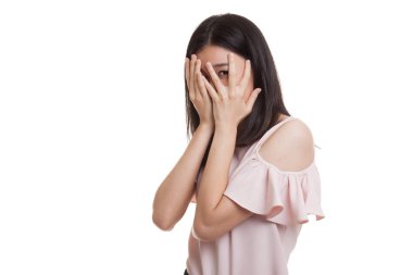 Güzel genç Asyalı kadın parmaklarının arasından dikizliyor..