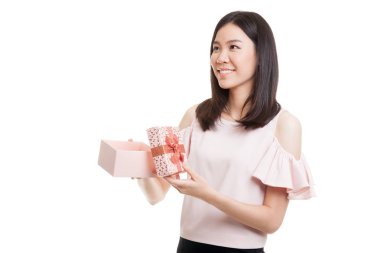 Genç Asya iş kadın açık bir hediye kutusu.