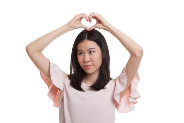 Młoda kobieta Azji gestykulacji serca ręką znak. — Zdjęcie stockowe