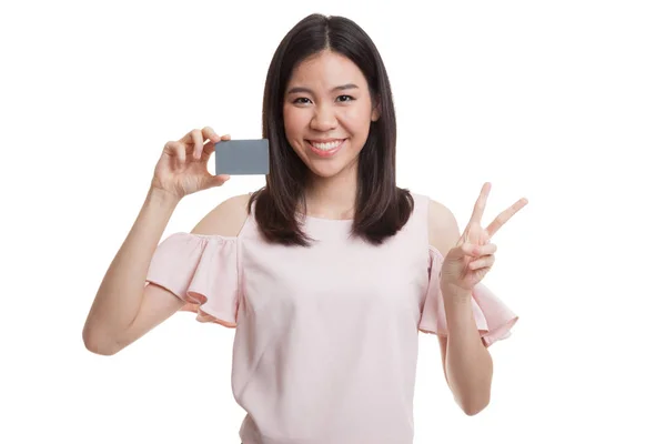 Jovem mulher de negócios asiática mostrar Vitória com um cartão em branco . — Fotografia de Stock