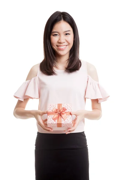 Joven mujer de negocios asiática con una caja de regalo . — Foto de Stock