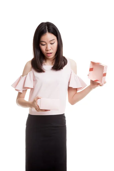 Young Asian business woman open a gift box. — Stock Photo, Image
