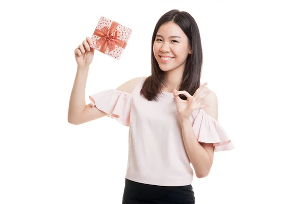 Jovem mulher de negócios asiática mostrar OK com uma caixa de presente . — Fotografia de Stock