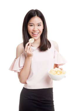 Genç Asyalı kadın yemek patates cipsi.