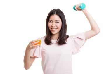 Genç Asyalı kadın dumbbell içki portakal suyu ile.