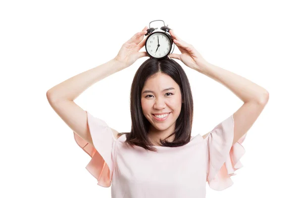 Jeune femme d'affaires asiatique sourire avec une horloge . — Photo