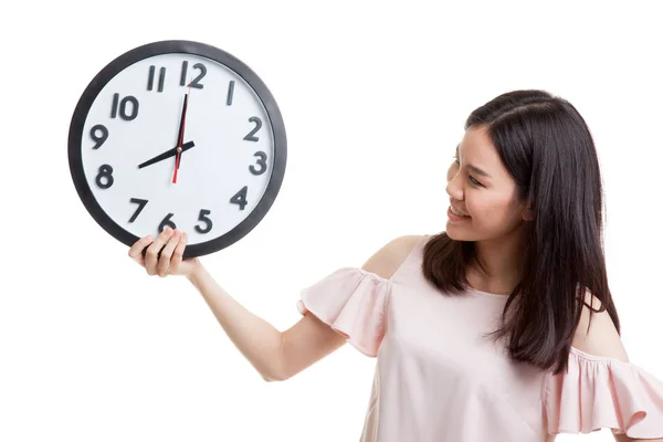 Jeune asiatique femme d'affaires avec une horloge. — Photo