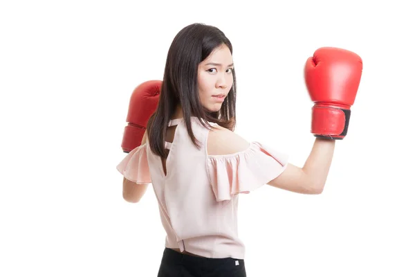 Joven mujer de negocios asiática con guantes de boxeo rojos . —  Fotos de Stock