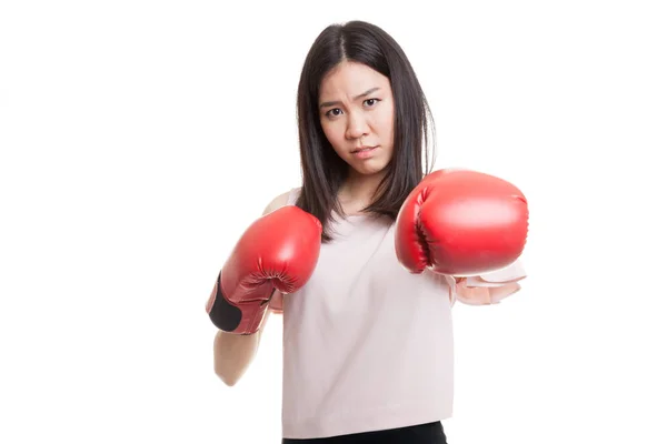 Joven mujer de negocios asiática con guantes de boxeo rojos . —  Fotos de Stock