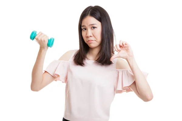 Infeliz asiático negocios mujer pulgares abajo con dumbbells . — Foto de Stock