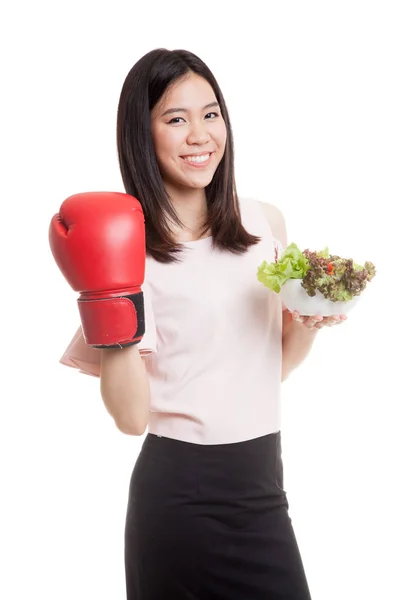 年轻的亚洲业务女人用拳击手套和沙拉. — 图库照片