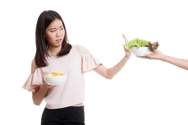 Jovem mulher asiática com batatas fritas dizer não à salada . — Fotografia de Stock