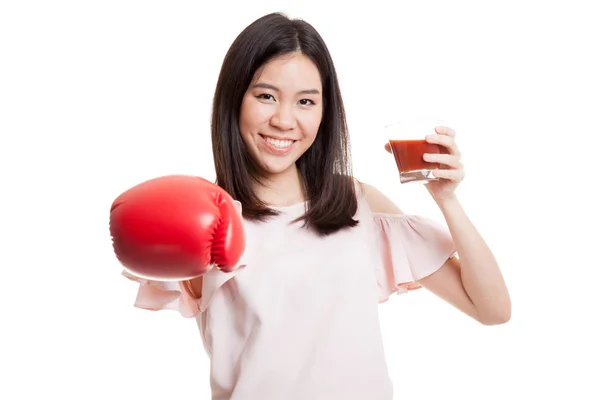 Giovane donna d'affari asiatica con succo di pomodoro e guanto da boxe . — Foto Stock