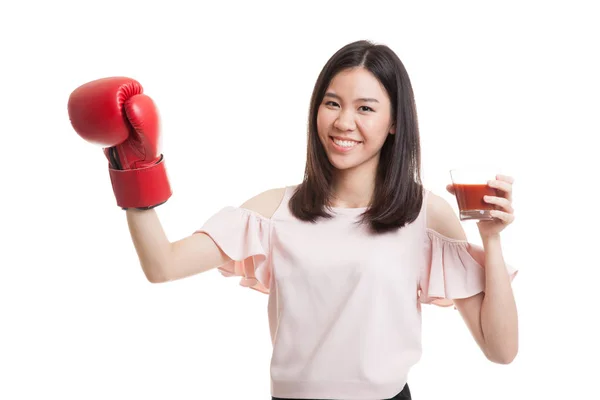 Giovane donna d'affari asiatica con succo di pomodoro e guanto da boxe . — Foto Stock