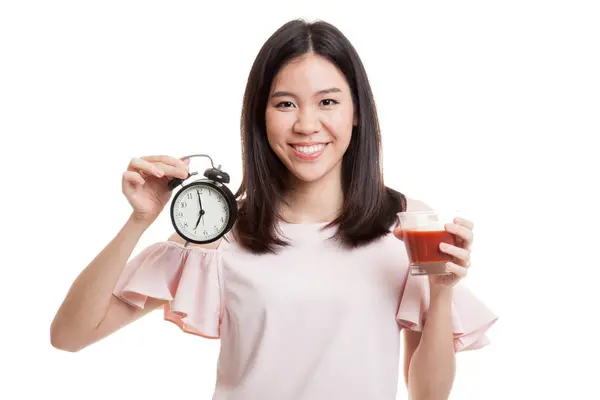 年轻的亚洲业务女人与番茄汁和时钟. — 图库照片
