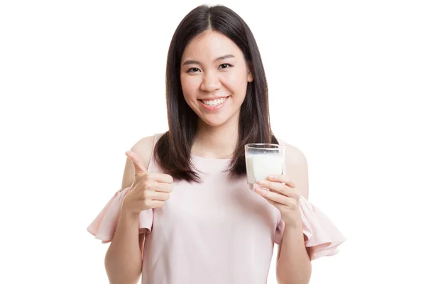 Egészséges ázsiai nő iszik egy pohár tejet hüvelykujját. — Stock Fotó