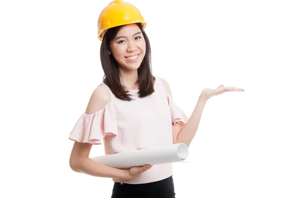 Asiatische Ingenieurin mit Bauplänen zeigt ihre Handfläche. — Stockfoto