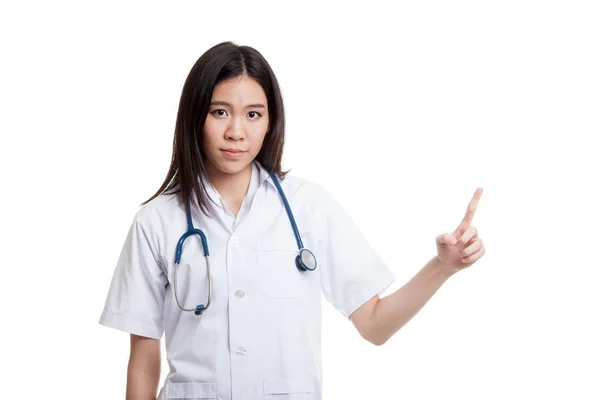 Asiática jovem médico apontar para espaço em branco . — Fotografia de Stock