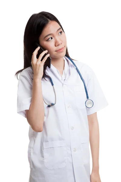 Asiatique jeune médecin femme avec stéthoscope utiliser téléphone mobile . — Photo