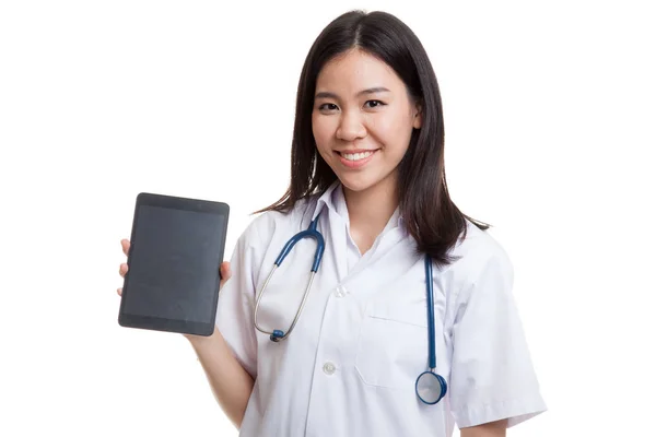 Asiático jovem médico mostrar tablet pc . — Fotografia de Stock