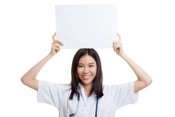 Mladé asijské ženského lékaře Zobrazit prázdný znak přes hlavu. — Stock fotografie