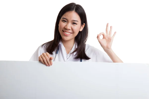 Pokaż młodych azjatyckich kobiet lekarza Ok Zarejestruj za puste billb biały — Zdjęcie stockowe