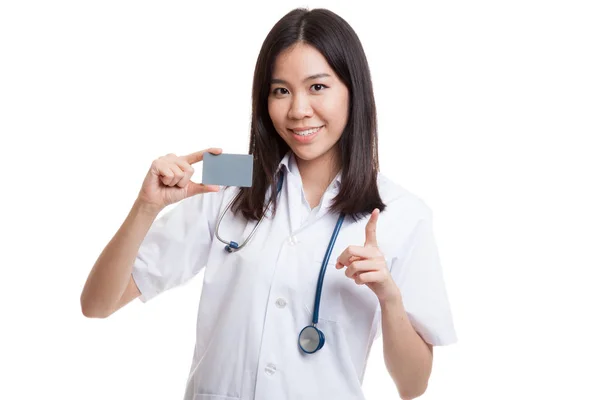 Asiática jovem médico mostra um dedo com cartão em branco . — Fotografia de Stock