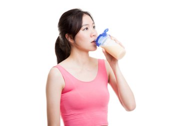 Güzel Asyalı sağlıklı kız peynir altı suyu proteini içme.