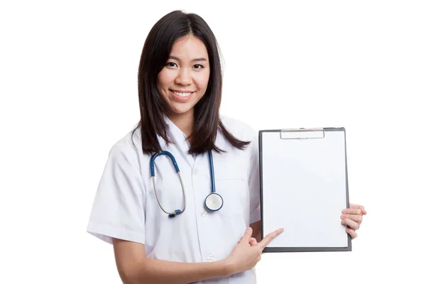 Jovem asiática médica apontar para uma área de transferência em branco . — Fotografia de Stock