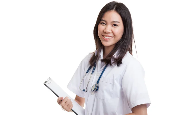 Jovem asiática médico segurar uma prancheta . — Fotografia de Stock