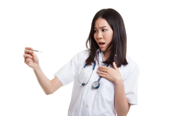 Jeune asiatique femme médecin inquiétude avec thermomètre . — Photo