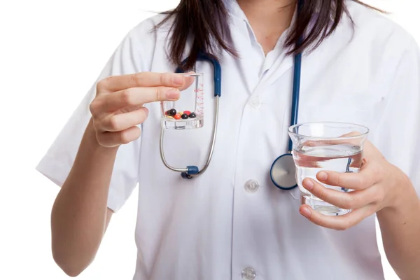 Junge asiatische Ärztin mit Wasser und Medizin. — Stockfoto
