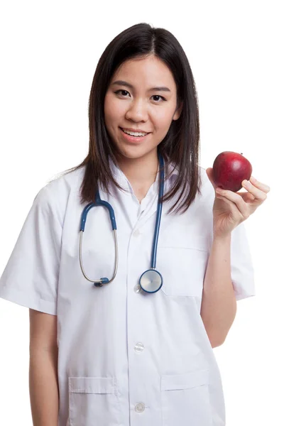 Giovane asiatico femmina medico sorriso spettacolo un apple . — Foto Stock