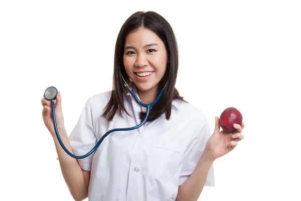 Jovem asiática médico segurar maçã e estetoscópio . — Fotografia de Stock