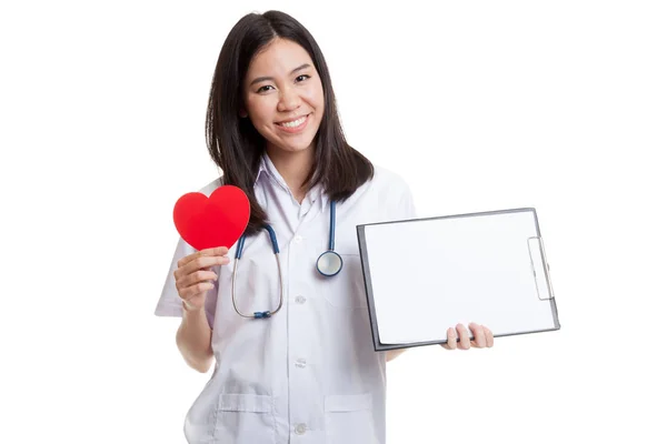 Giovane medico femminile asiatico con cuore rosso e appunti vuoti . — Foto Stock