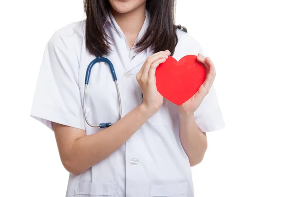 Primer plano de asiático médico mujer celebrar un corazón rojo y . — Foto de Stock