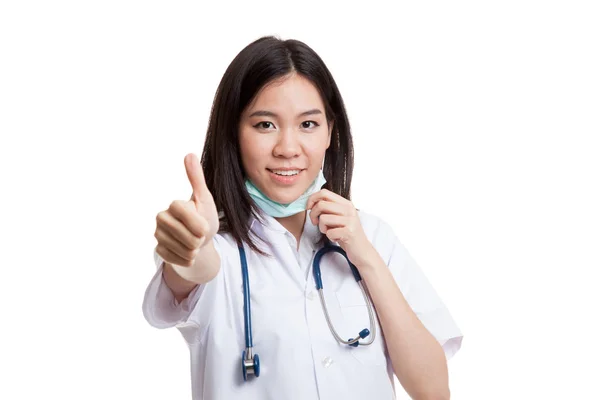 Młodych azjatyckich kobiet lekarza ciągnąć maski i Pokaż kciuk w. — Zdjęcie stockowe