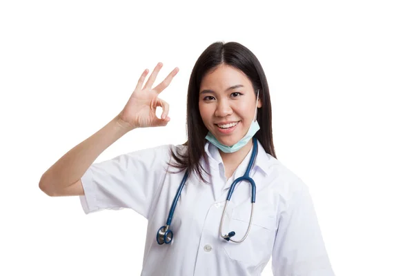 年轻的亚洲女性医生显示 Ok 的手势. — 图库照片